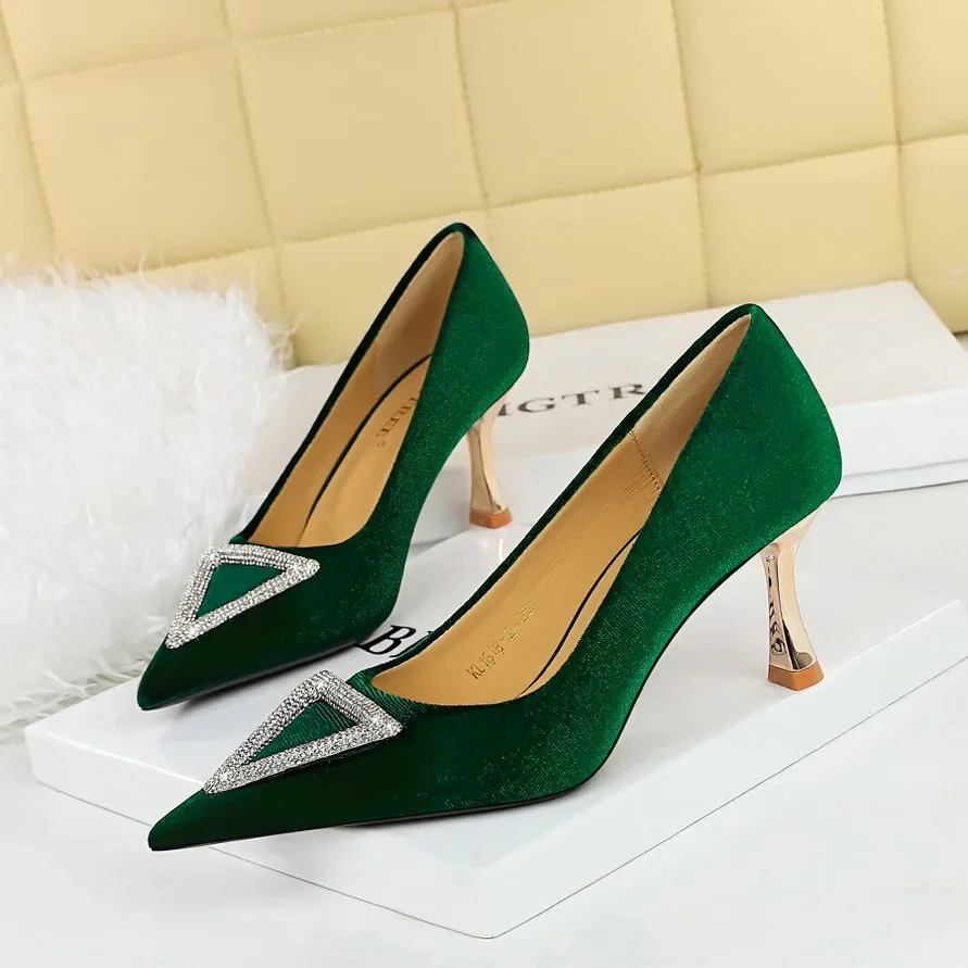 Designer Women Green Pink Heels Prom Pumps Lady Velvet Pointed Toe 7cm Thin High Heels Replica Brand Pearl Crystal Buckle Shoes