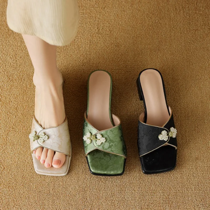 

Новые модные женские тапочки в китайском стиле с открытым носком на среднем каблуке и толстым каблуком, украшенные бисером, удобные женские тапочки с квадратной головкой