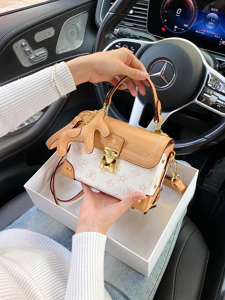 

Classic and Luxury Box Bag with Beautiful Flower Printing and Delicate Pendant Women's Newly Trendy Top-Handle Square Bag
