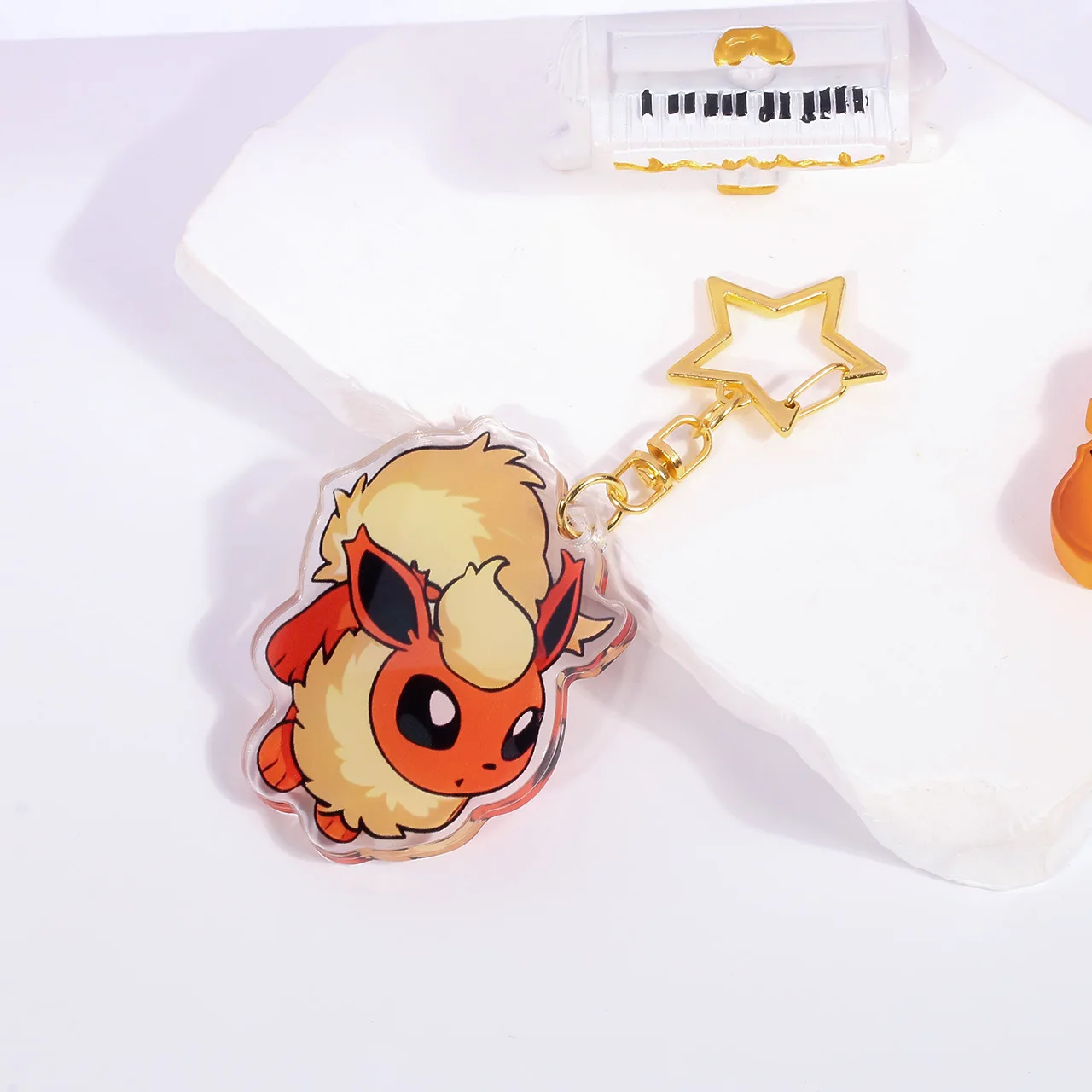 أنيمي سلسلة مفاتيح مصنوعة من الأكريليك حقيبة السيارة قلادة البوكيمون Cubone Charmander Charmeleon Charizard Flareon Vulpix Pidgeot Moltres Moltres