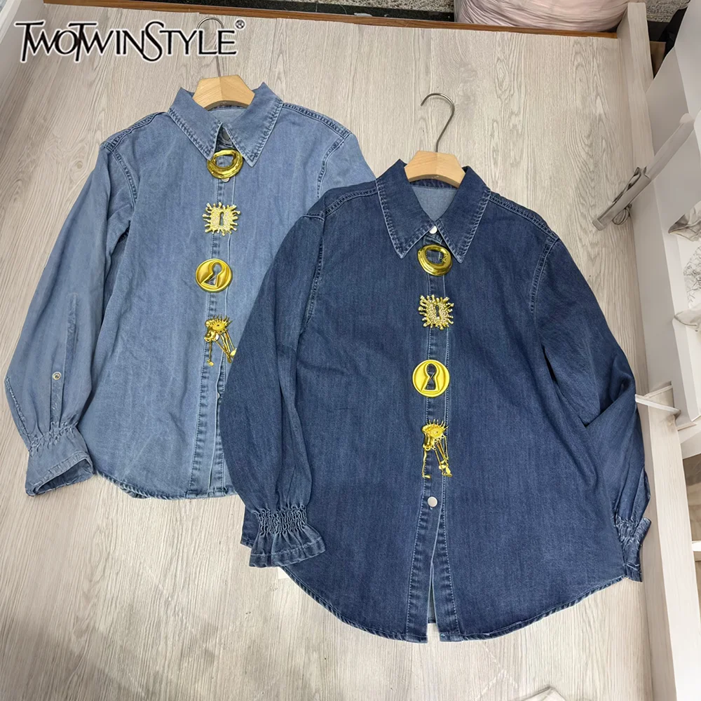 

TWOTWINSTYLE Шикарная синяя джинсовая рубашка для женщин с отложным воротником, длинными рукавами и декоративными золотыми пуговицами для офиса и повседневной носки KBL562006