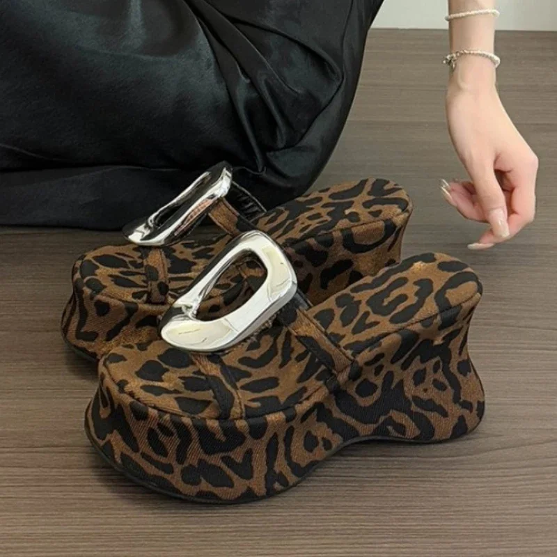 

Леопардовые женские тапочки на танкетке, модные сандалии на платформе, новая летняя обувь, тренд 2025, дизайнерская брендовая женская обувь с открытым носком, Sandalias Mujer