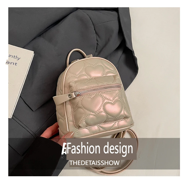 Neuer, modischer silberner Rucksack für Damen, vielseitig einsetzbar, mit Herzmuster, ideal als Schultasche für Schülerinnen, trendiger Reise- und Einkaufsrucksack für Mädchen. – Detail 3
