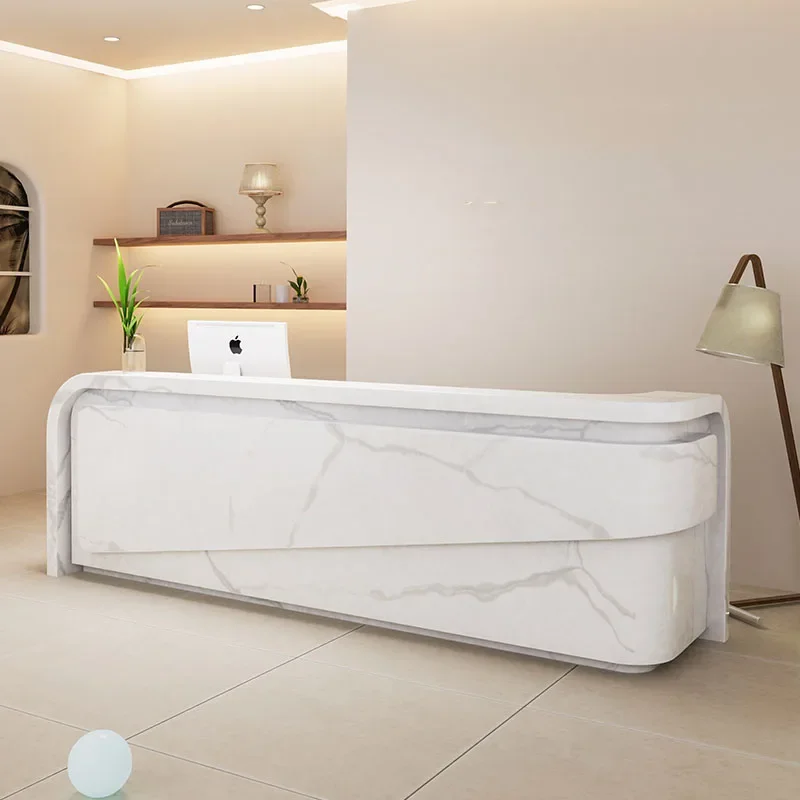 ユニークな教会の受付デスク サロンの演台 白いモバイル演台スタンド 受付デスク シンプルなエスクリトリオ 商業用家具