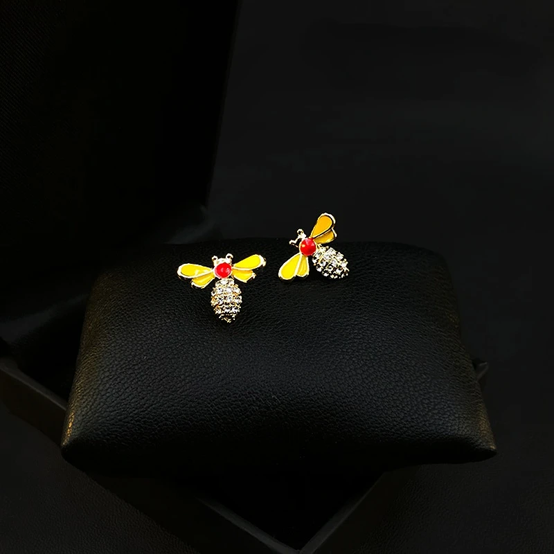 

Exquisite Bee Brooch for Men Women Suit Cute Insect Collar Pin Cardigan Anti-Exposure Buckle Pins Accessories Rhinestone Jewelry