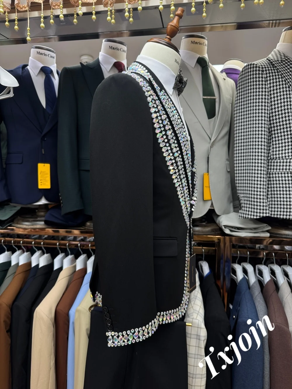 Рисунок 2 - Роскошный однобортный мужской костюм с кристаллами