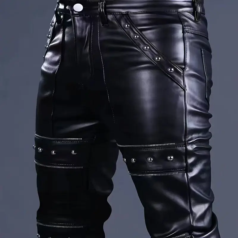 

2026 Мужские повседневные брюки из искусственной кожи с заклепками и локомотивом