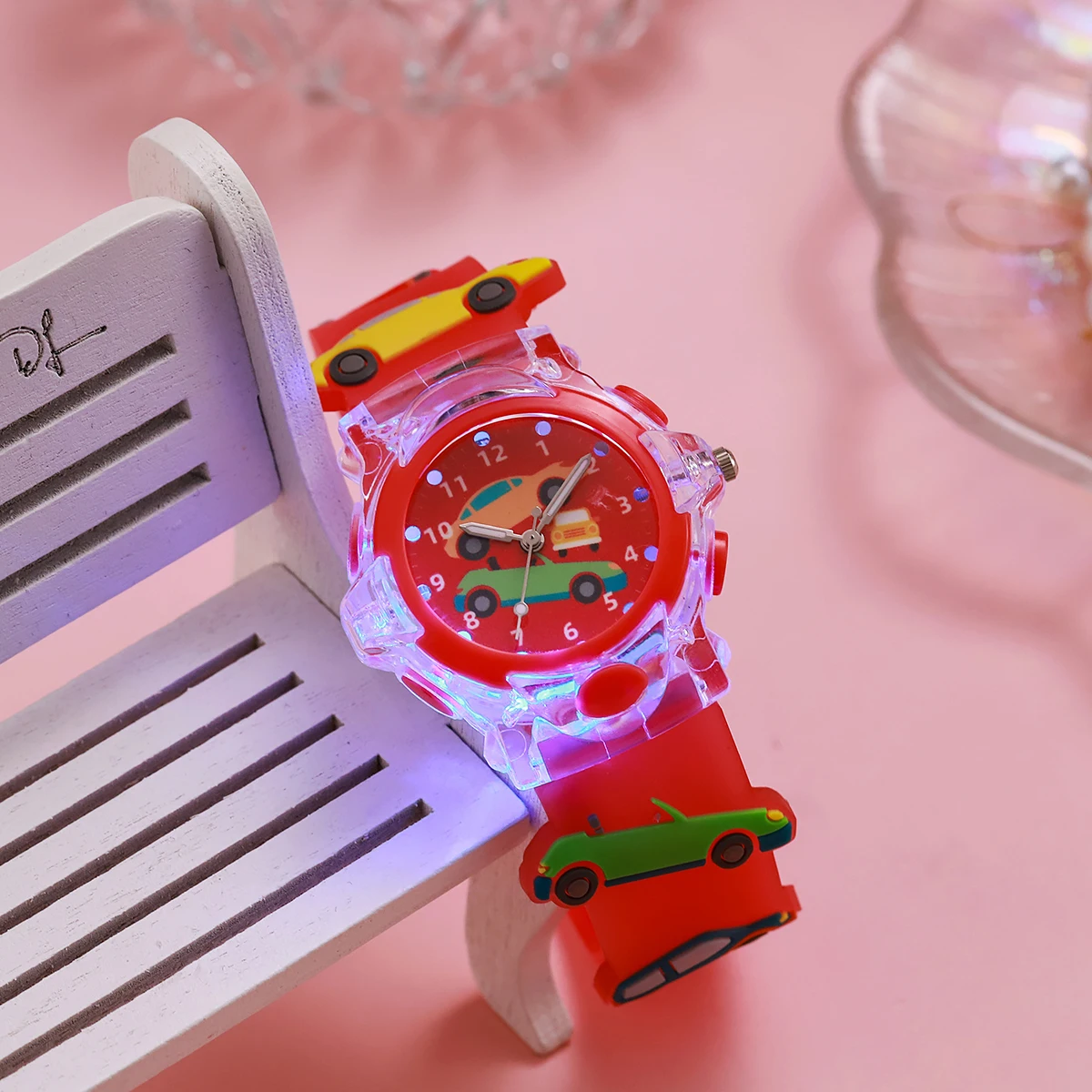 Montre électroluminescente à motif de voiture de dessin animé créatif, montre-bracelet à quartz vibrante, adaptée aux cadeaux de Noël et d'Halloween