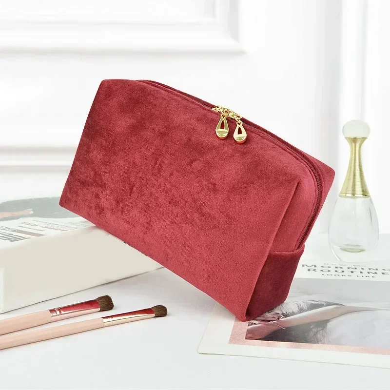 Sac à cosmétiques en velours pour femmes, boîte de rangement de maquillage, étui de maquillage en forme de rouge à lèvres