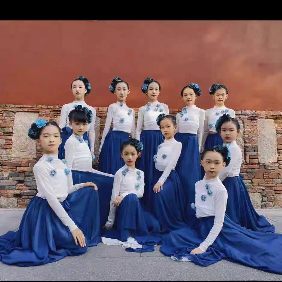 Girls' traditional Chinese jazz dance costume, children's street dance performance program, flowing and sweeping skirt