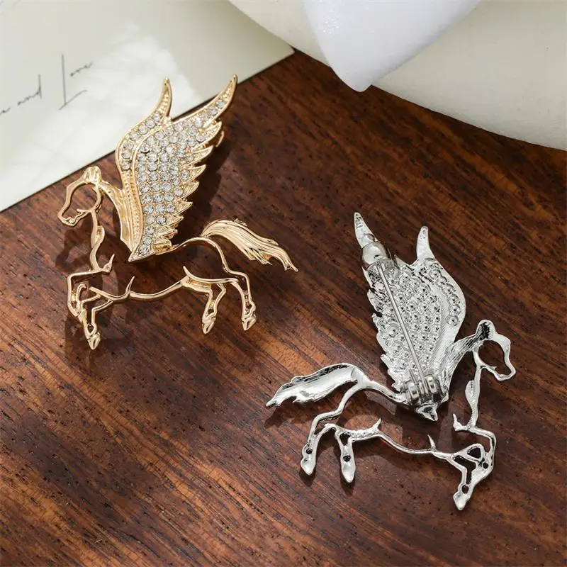 Fashion Rhinestones Alloy Horse With Wings Brooch Zodiac Pony Pins Women Men Clothing Accessory Suit Lapel Corsage New Year Gift