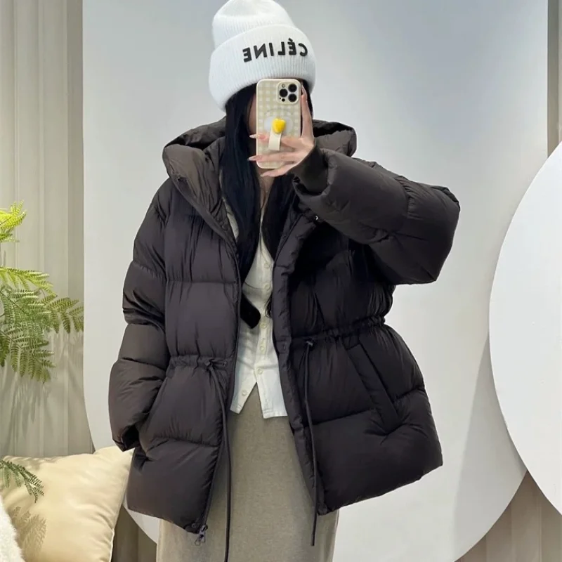 เสื้อแจ็คเก็ตดาวน์แบบมีฮู้ด คอลเลคชั่นฤดูหนาว 2025 ทรงเข้ารูป กระชับเอว ดูเพรียวบาง ทันสมัย ทรงพองหนา อินเทรนด์