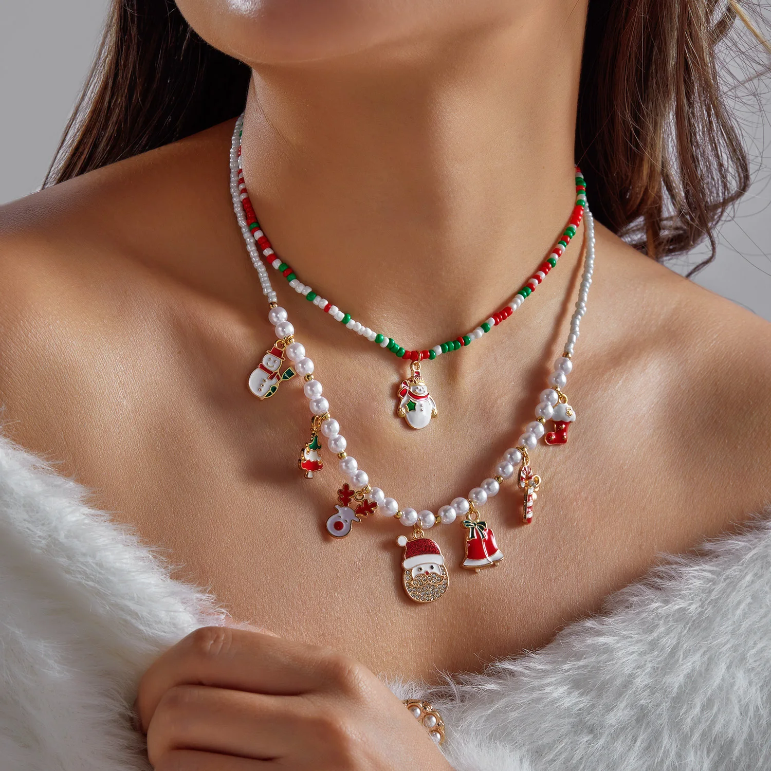 Weihnachtliche Rot-Grüne Reisperlen-Choker-Halskette für Frauen mit Weihnachtsbaum-, Elch- und Glockenanhänger, Neujahrsschmuck-Geschenk 2027 – Detail 4
