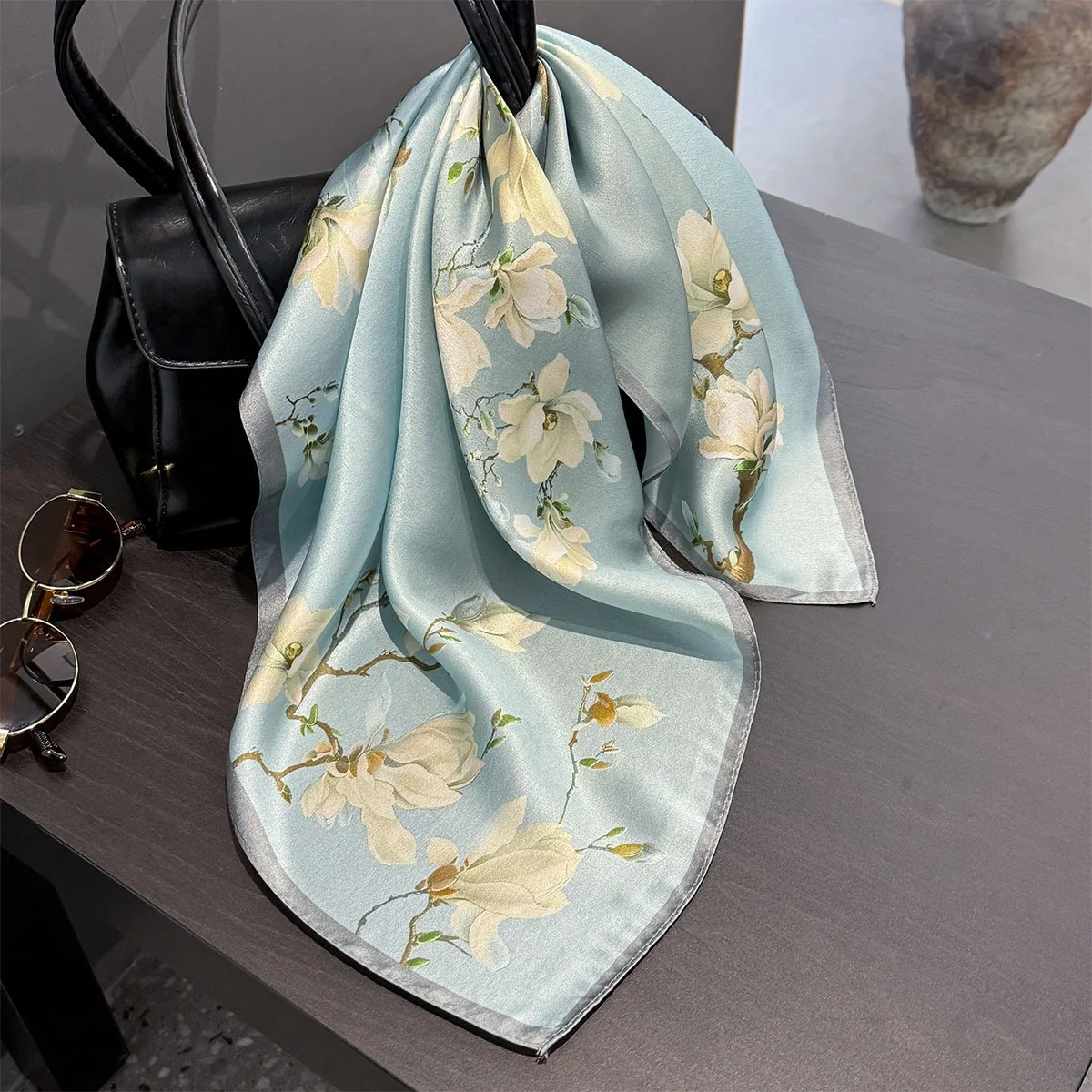 Mujer utilizando el pañuelo estampado como hiyab, mostrando la caída y el brillo.
