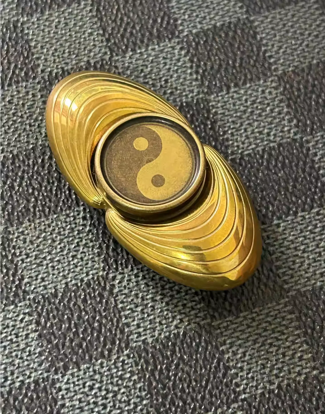 

Shell top two leaf brass
