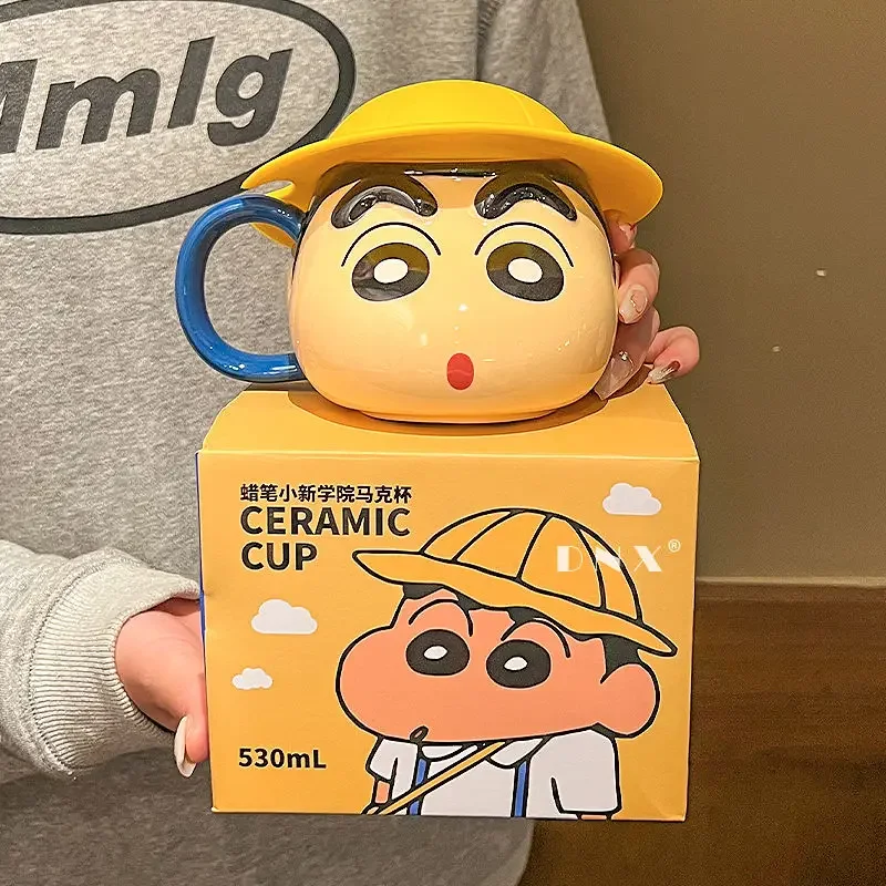 Gorro de paja Kawaii de 530ml, taza Shin-chan de Anime para niños encantadores con tapa, Taza de cerámica, taza de café resistente a altas temperaturas, regalo