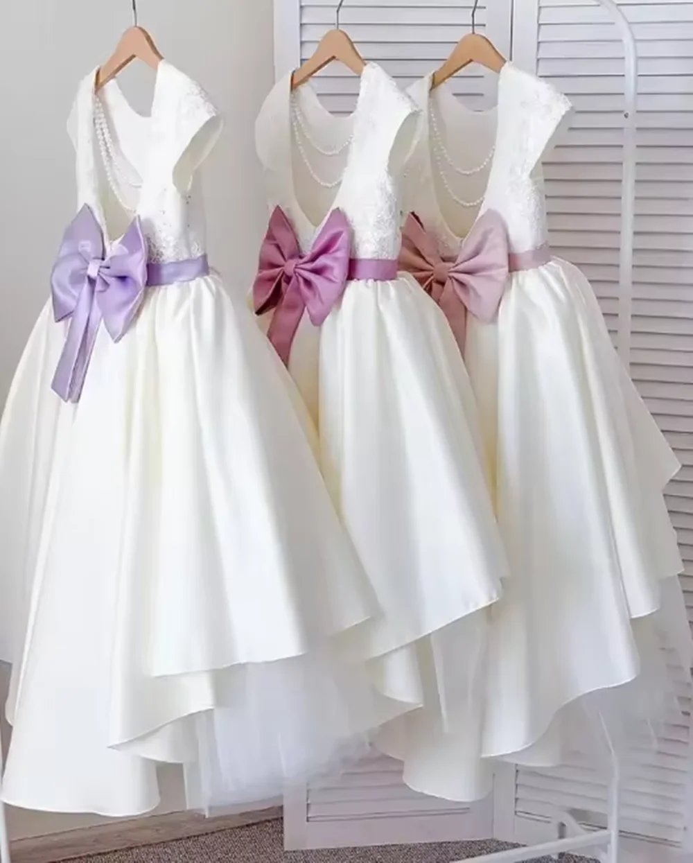 白いサテンのベビーガールドレス、ロングトレーンと大きなリボン付きフラワーガールドレス、結婚式やページェント用の女の子用ドレス、カスタムメイド