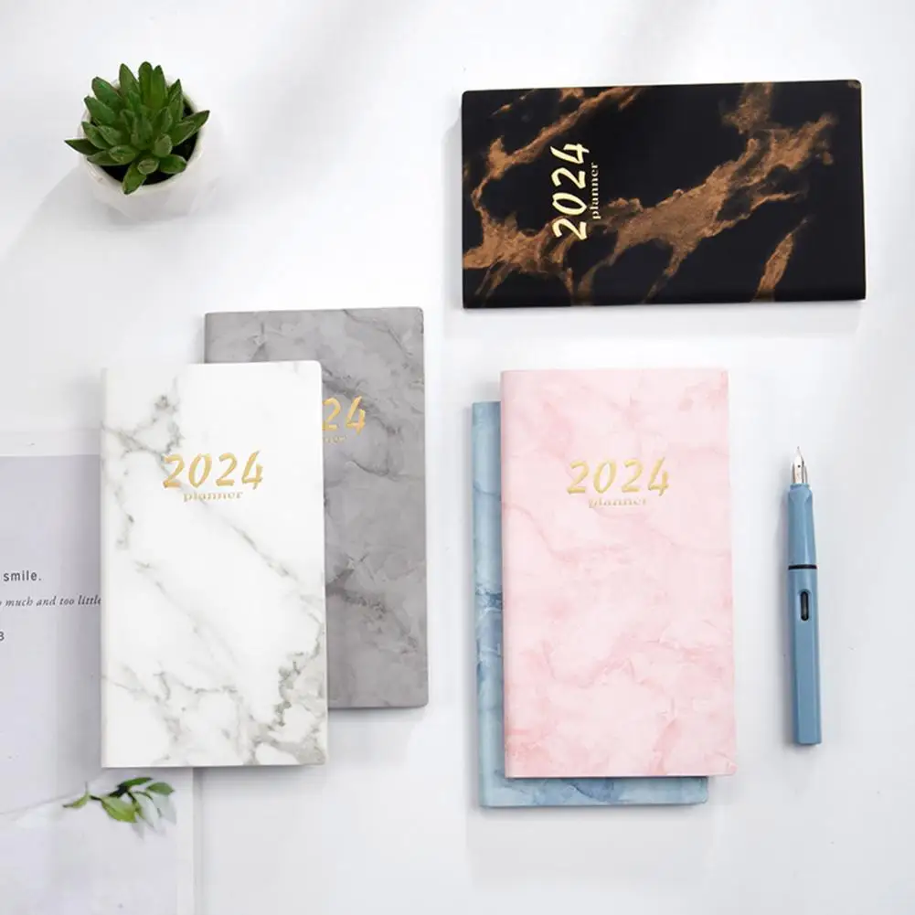 สมุดวางแผน2024ปกแข็งสำหรับนักเรียนสมุดแพลนเนอร์2024 A6ภาษาอังกฤษพร้อมริบบิ้นปกแข็งหนังสังเคราะห์บุ๊คมาร์คกระดาษหนาสำหรับนักเรียน