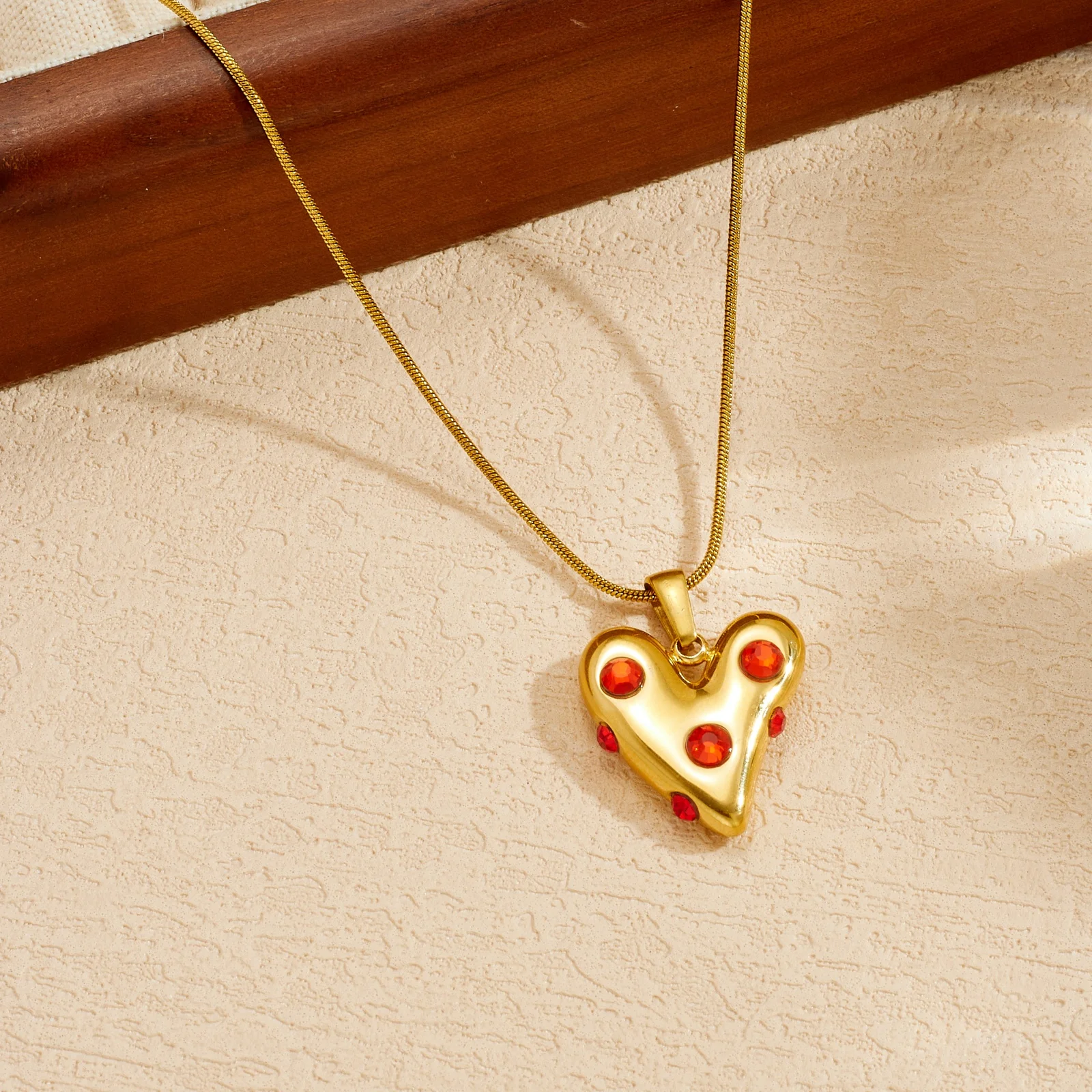 Halskette mit goldenem Herz-Inlay aus Edelstahl und roten Strass-Anhängern für Damen, neuer klassischer Trend, Halsschmuck.