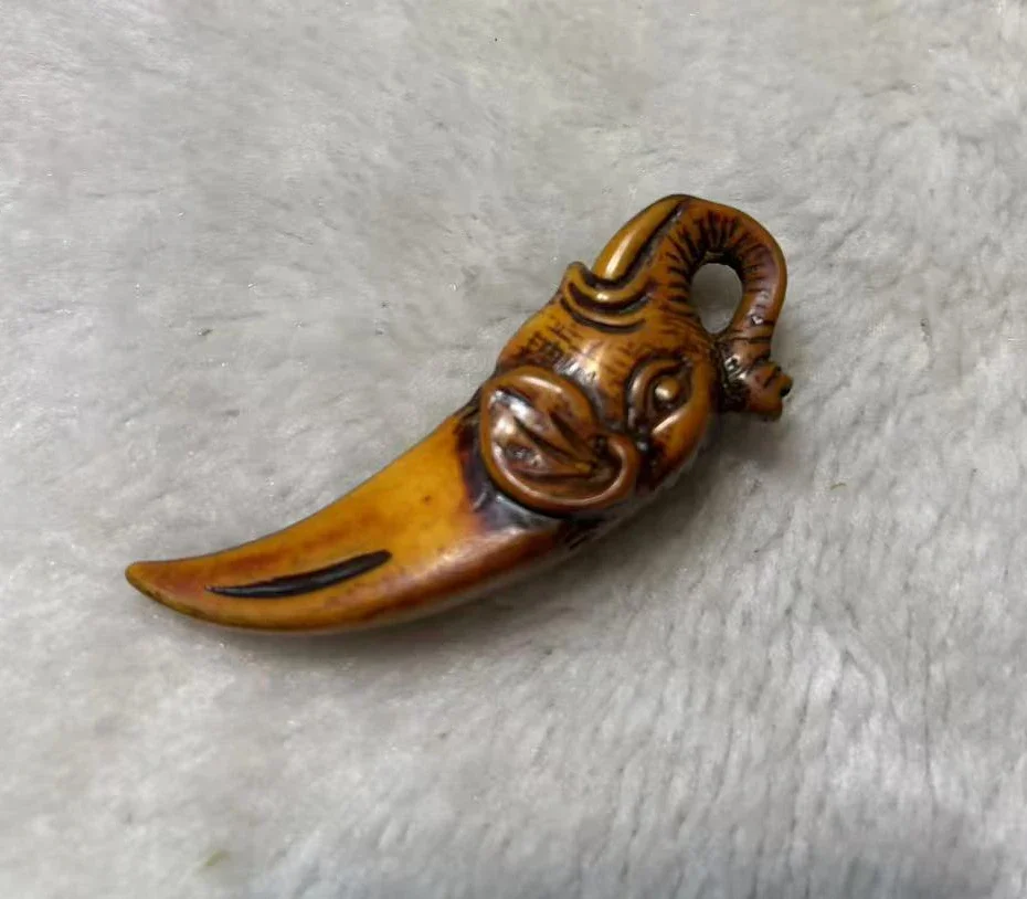 Antique miscellaneous imitation bone carving tiger head elephant tiger tooth necklace pendant