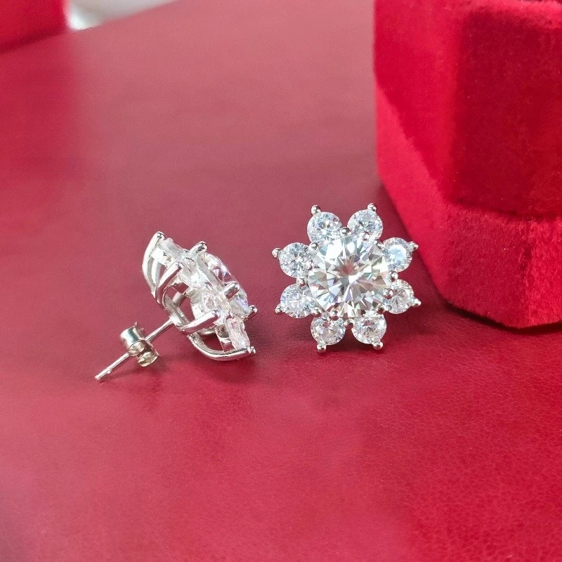 1 Pair of 0.5/1/2/3 Carat 925 Silver Sunflower Synthetic Zircon Stud Earrings, Eye-catching Outfits for Shopping and Outings.