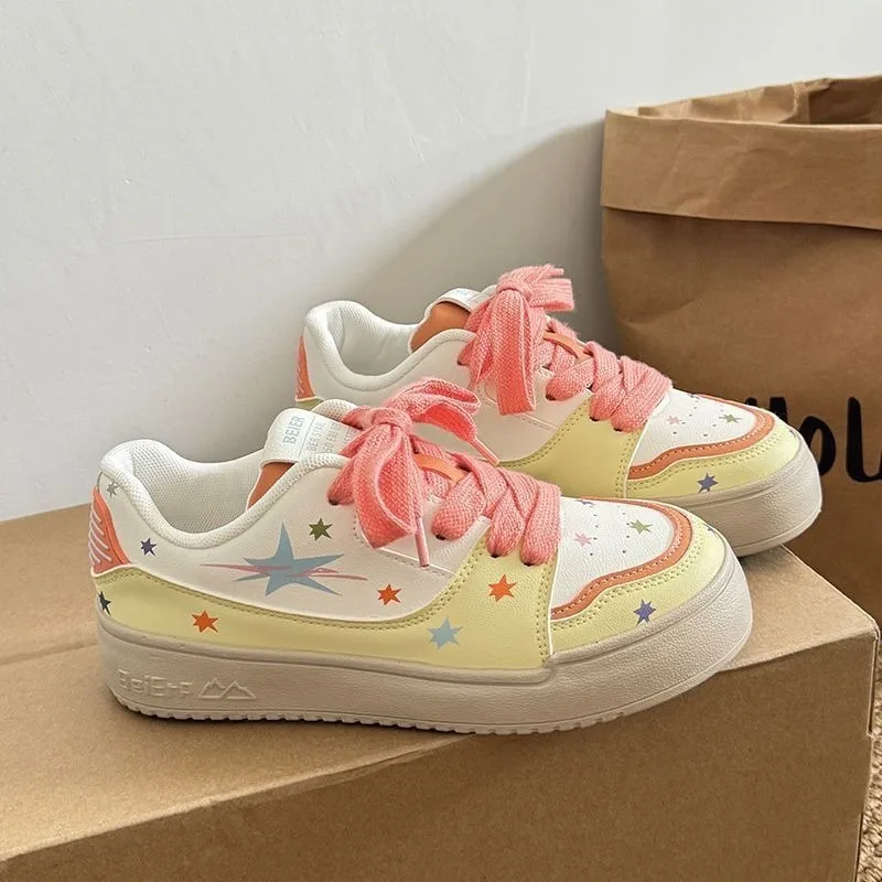 

2025 украшения с принтом, круглый носок, толстая подошва, женские кроссовки на платформе и массивном каблуке, кроссовки для скейтборда на шнуровке, повседневные белые туфли