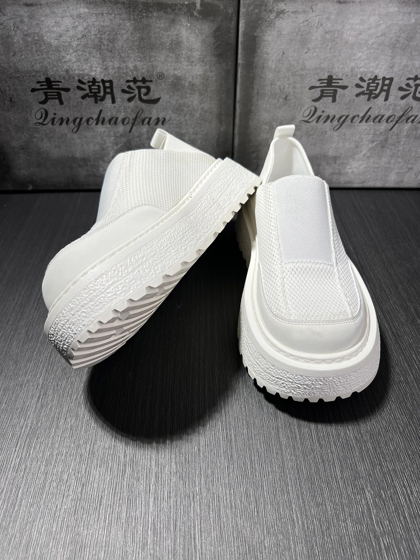 nuove-scarpe-casual-estive-da-uomo-2026-con-fondo-spesso-e-rialzo-traspiranti-con-inserti-in-rete-slip-on-bianche-comode-e-alla-moda