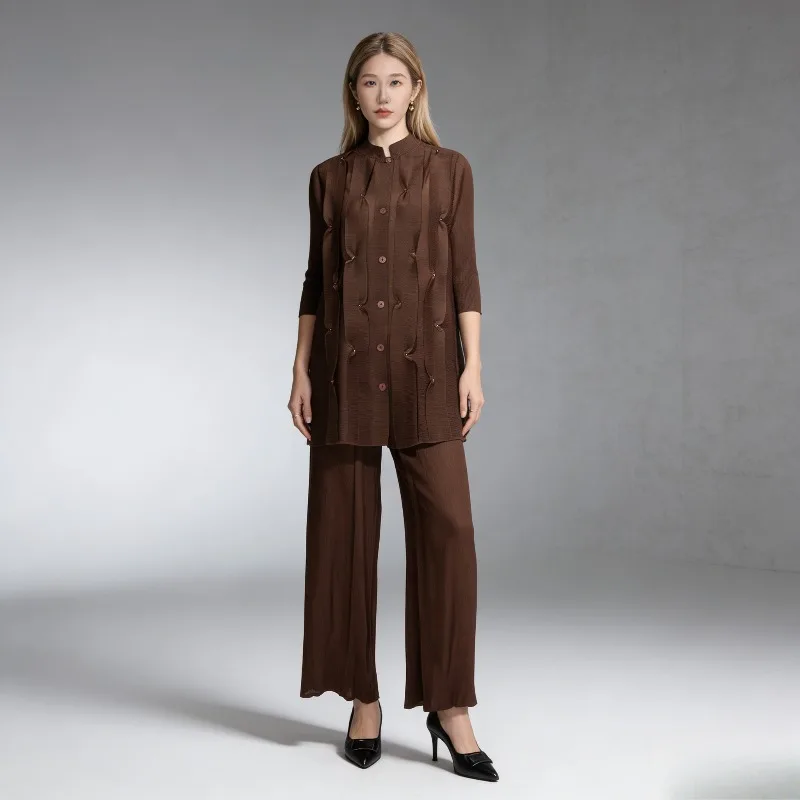 

Комплект из двух предметов: плиссированные брюки с воротником-стойкой Miyake и широкие брюки-палаццо. Новинка Весна 2026. Элегантный свободный крой для офиса.