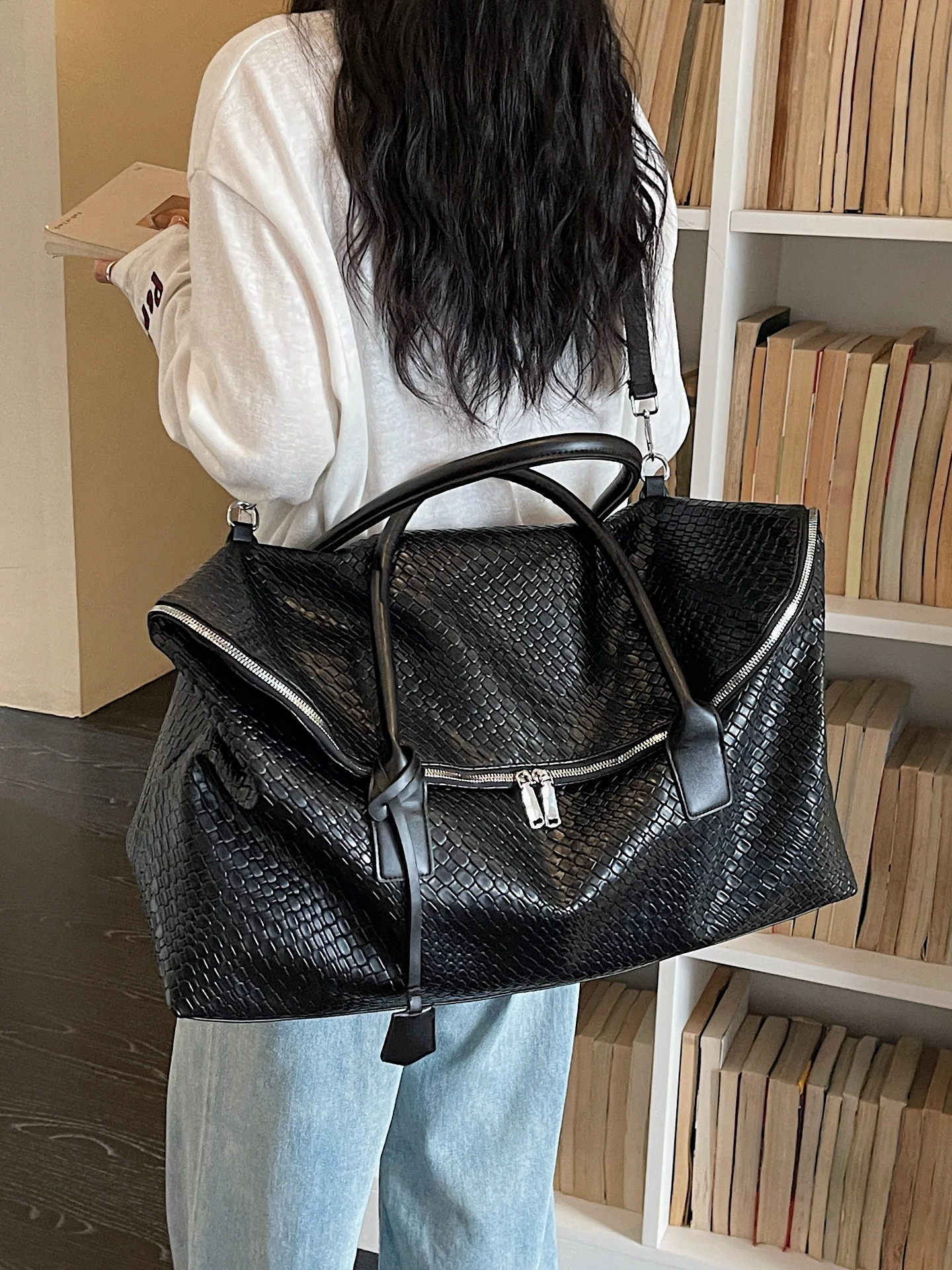 large-capacity-women's-travel-bag-fashionable-business-trip-handbag-sports-storage-fitness-bag-short-trip-shoulder-bag-tote-b