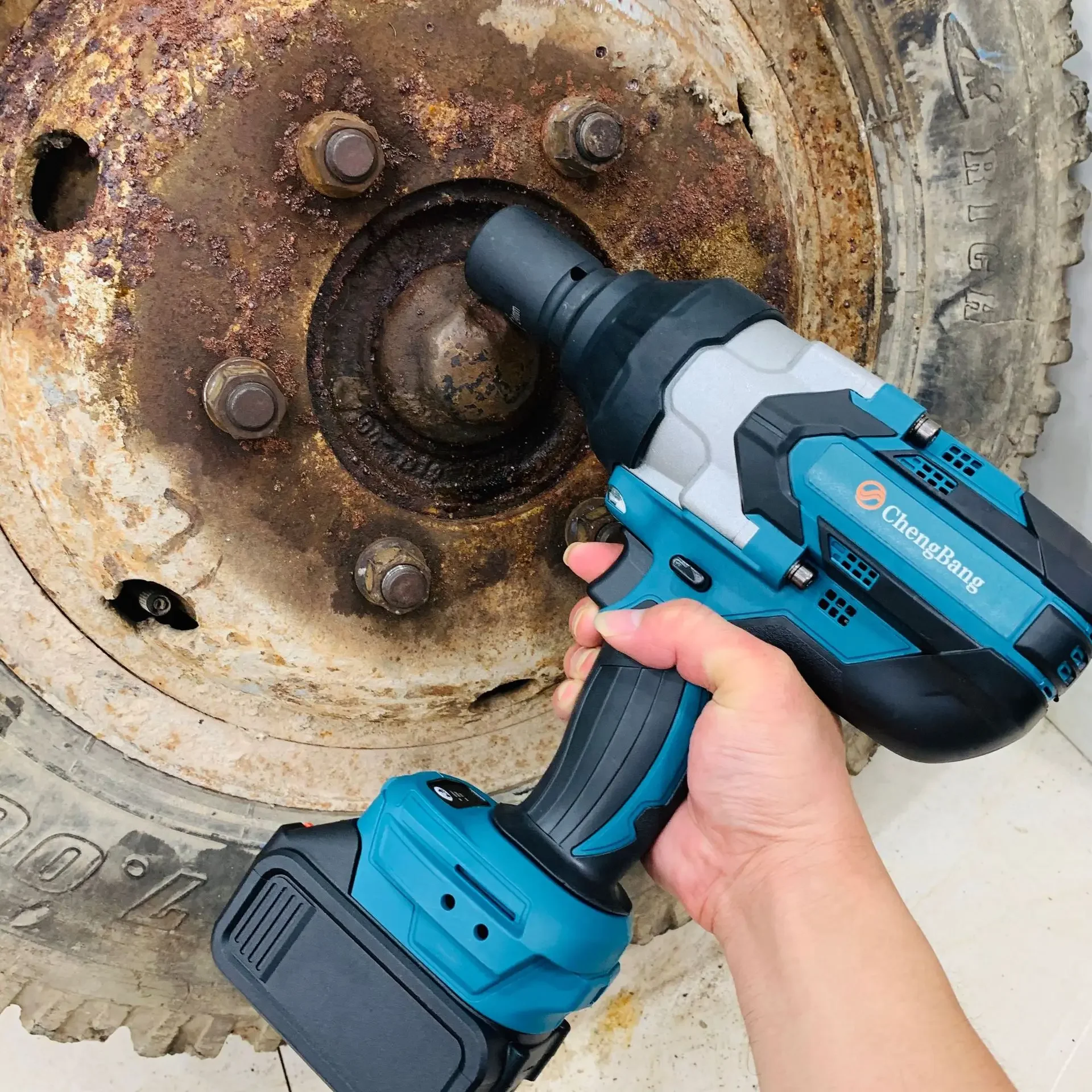 2000N.m Industrial Rechargeable Lithium High Torque Brushless Electric Impact Wrench 3/4