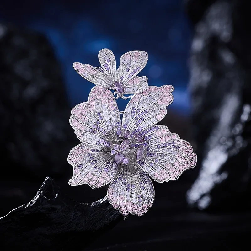 

A high-end zircon purple and pink Phalaenopsis brooch, an elegant and luxurious accessory for a suit and dinner party9521