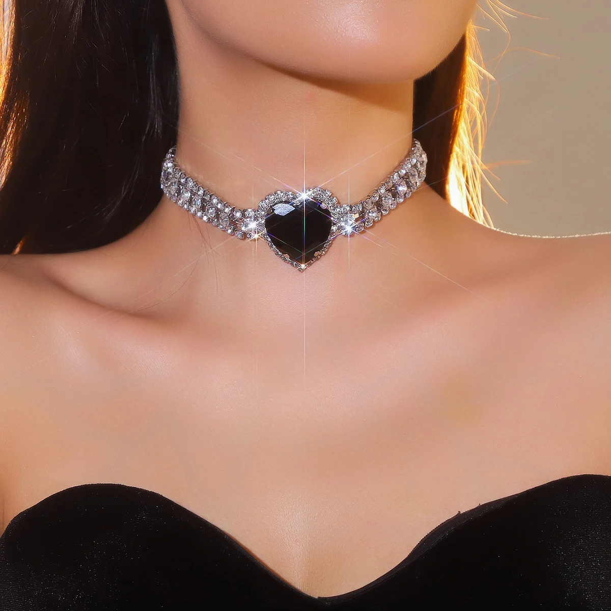 

New sweet romantic heart-shaped rhinestone collarbone chain female fashion light luxury temperament versatile necklace