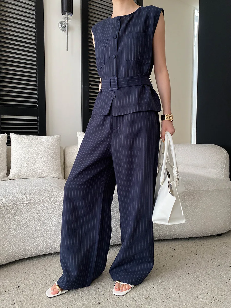 Sommerliches Damen-Set mit Rundhalsausschnitt, gestreiftem Schnürbund, ärmelloser Weste und lässiger Hose – Detail 5