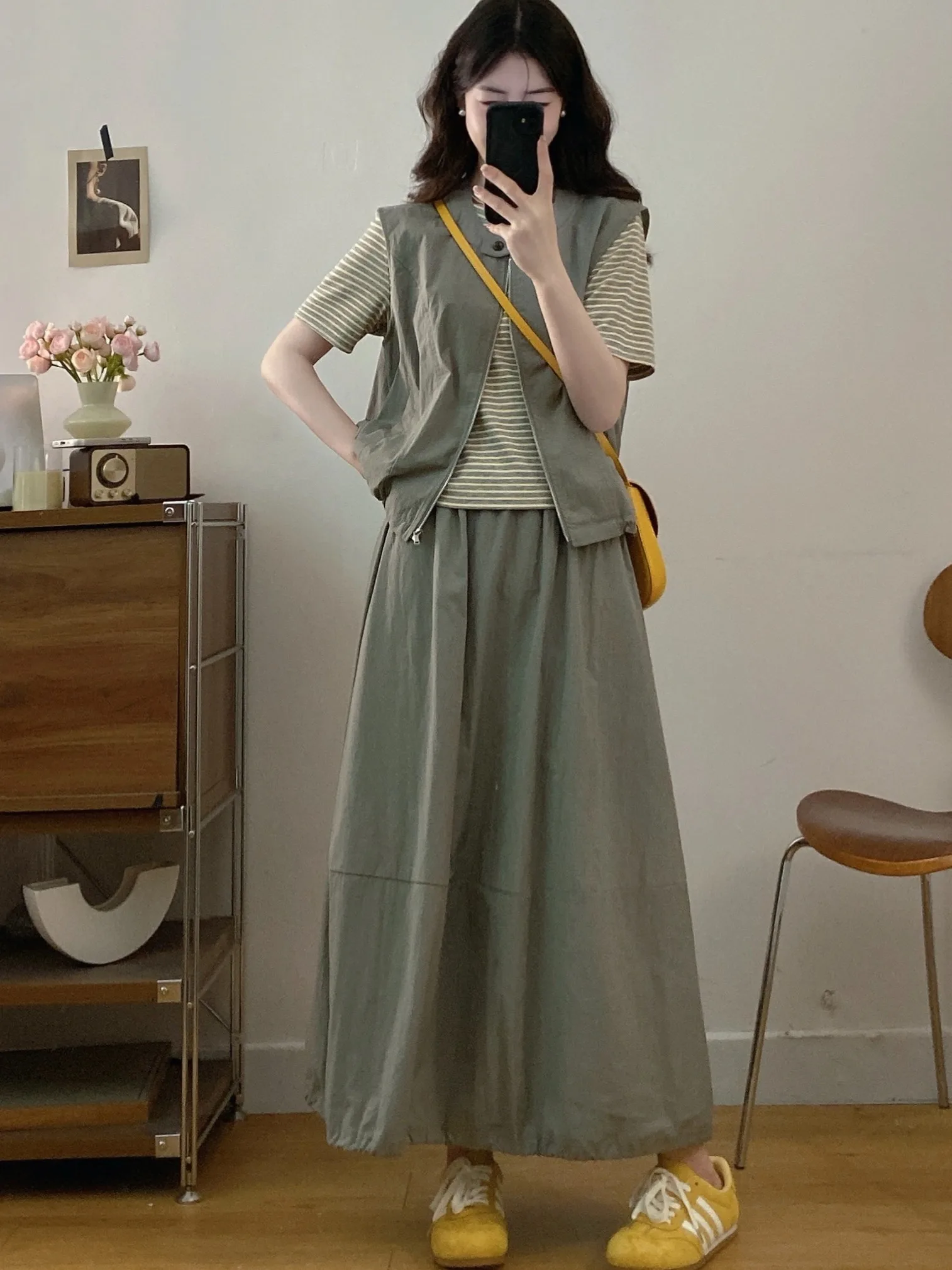 

Элегантный летний женский комплект в полоску: топ с коротким рукавом, юбка с высокой талией и майка-футболка. Дышащий, комфортный, модный костюм-тройка.