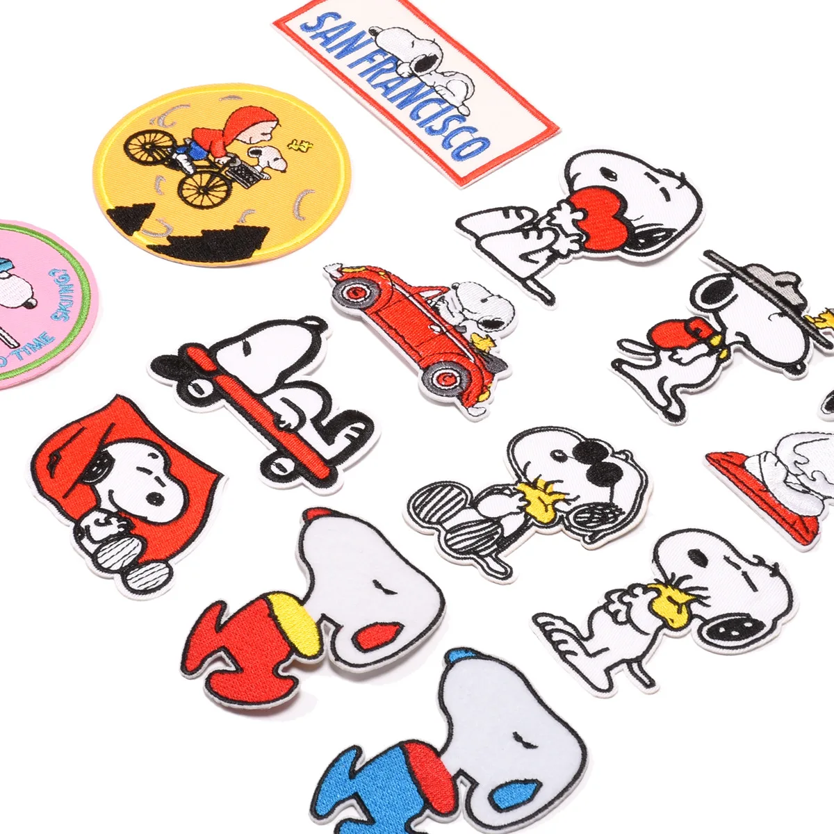 Kawaii Snoopy Anime rysunek haftowane naszywki na ubrania naklejki na kurtkę Cartoon Decor spodnie torba naszywka na ubrania hurtownia