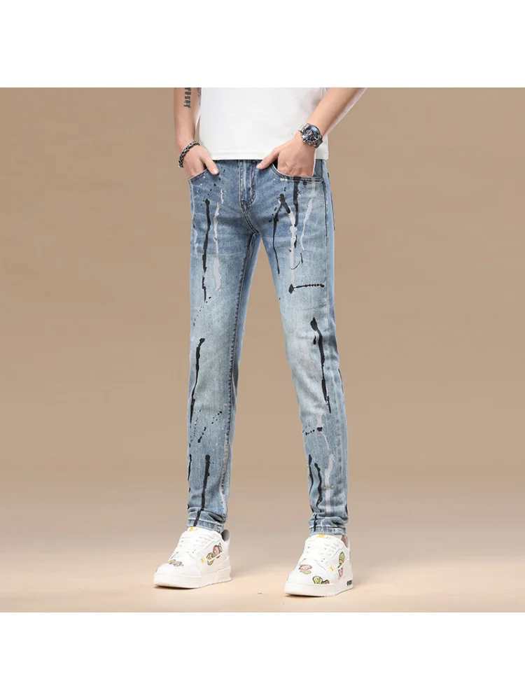 جينز راقي للرجال موضة جرافيتي تريند ماركة رش الحبر طباعة سليم صالح مرونة القدم الصغيرة 2025 ربيع/صيف جديد السراويل