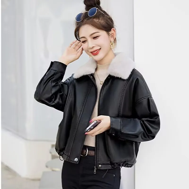 เสื้อแจ็คเก็ตหนัง PU ผู้หญิง ฤดูใบไม้ร่วง ฤดูหนาว 2025 รุ่นใหม่ แบบสั้น ซิปหน้า สไตล์เกาหลี ทรงหลวม บุผ้ากำมะหยี่ อุ่น ใส่ขี่มอเตอร์ไซค์ได้