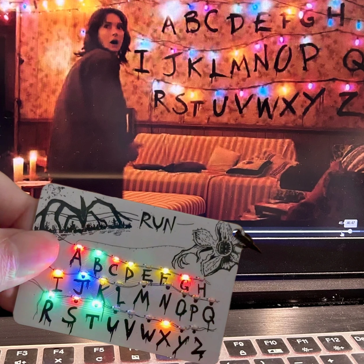 Disponibile Carta di merce Luce Strane Things 26 Lettera Borsa leggera Fascino per auto Ornamento anime Ornamento festival Regali fantastici per i fan