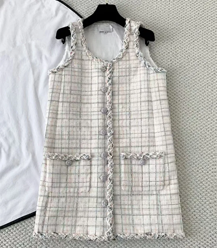 

Индивидуальная европейская и американская женская одежда на зиму 2025 года. Однобортный твидовый жилет без рукавов. Платье.