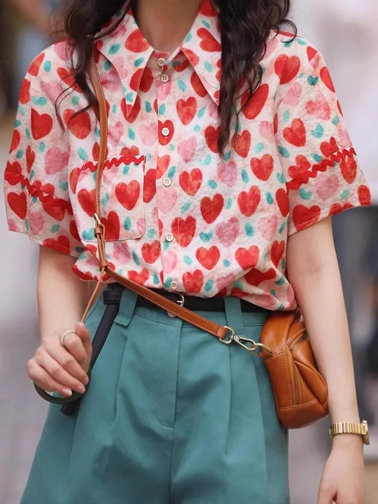 قميص شيفون مطبوع عليه زهور بتصميم هونغ كونغ ريترو، ملابس نسائية صيف 2025 تصميم جديد بأكمام قصيرة، قميص كوري فضفاض بأزرار