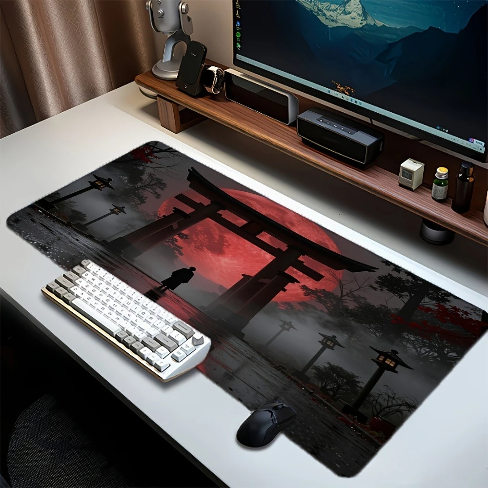 Der geisterhaften rote Mond hängt über dem japanischen Torii-Tor, mit einem Design im Nebelstil, Alfombrilla Ratón Mouse Pad Grande