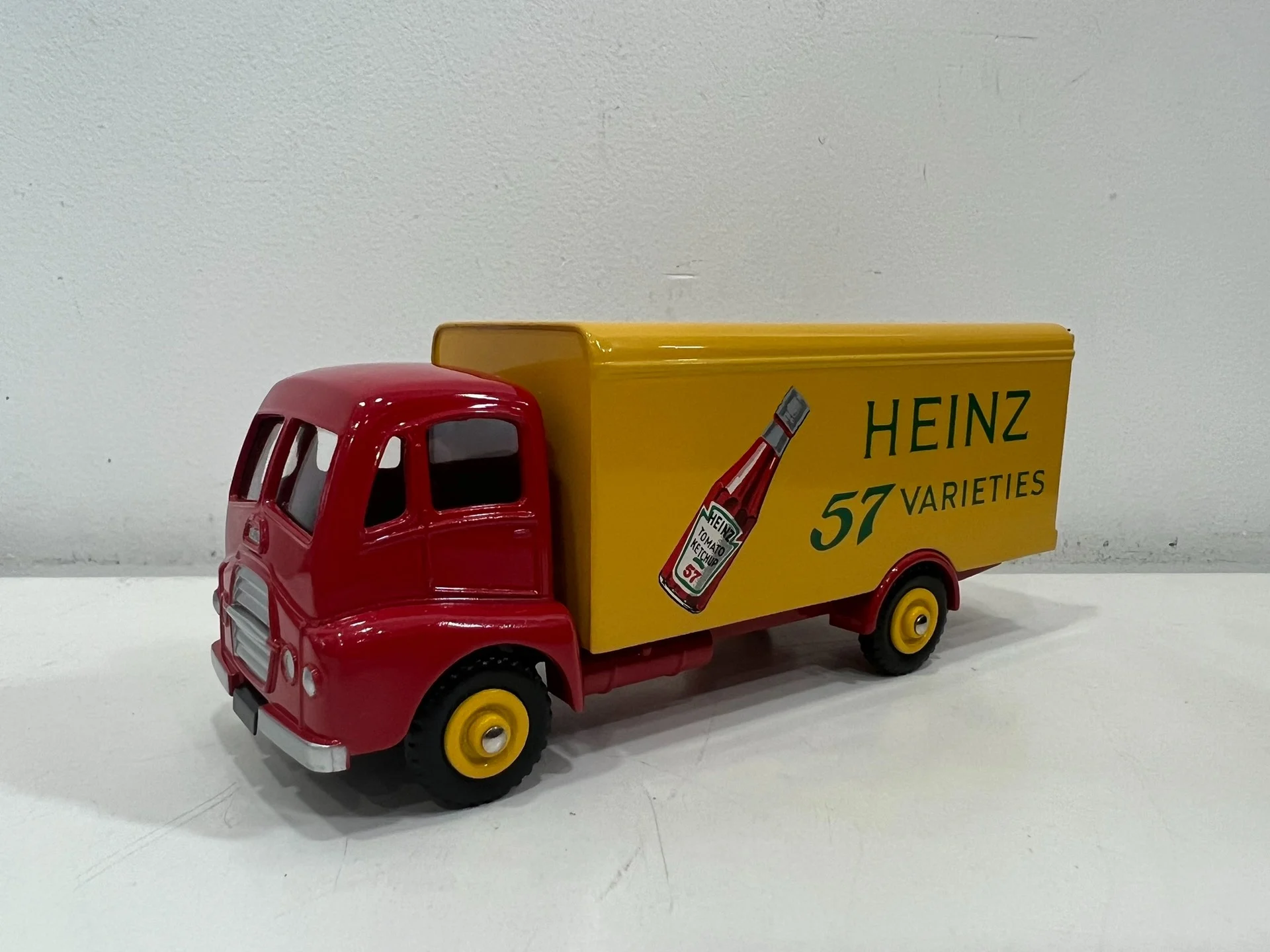 Diecast DINKY TOYS 1:43 Scale Soda Transport Car Alloy Car Model Collectible Toy Gift Souvenir Display Ornament