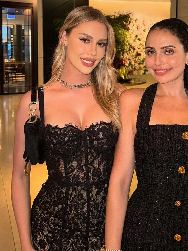 PB Elegantes langes Kleid aus schwarzer transparenter Spitze mit quadratischem Kragen und strukturiertem Oberteil – ideal für formelle Abende und stilvolle Anlässe