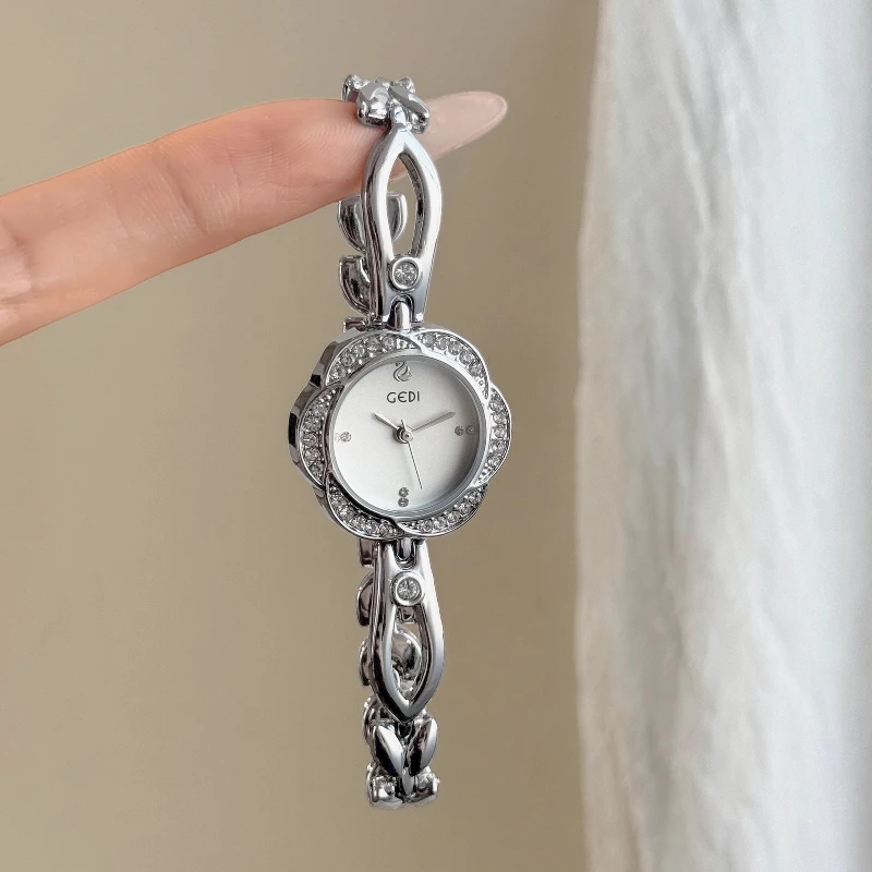 Women's petal bracelet, simple design, waterproof quartz watch, fashionable hollow bracelet, exquisite women's watch