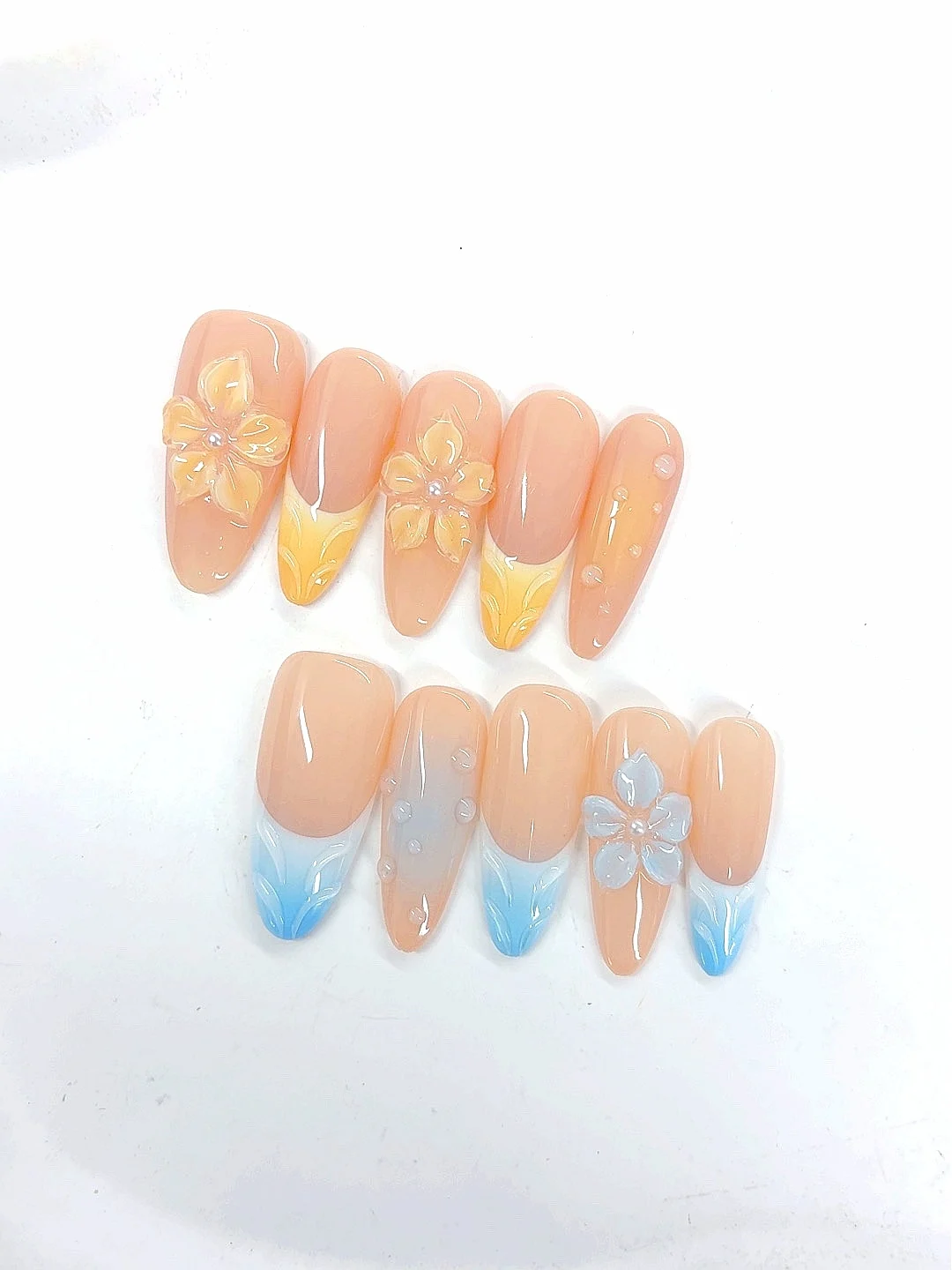 Presse florale pastel - sur les ongles - Faux ongles chic en amande (D518)