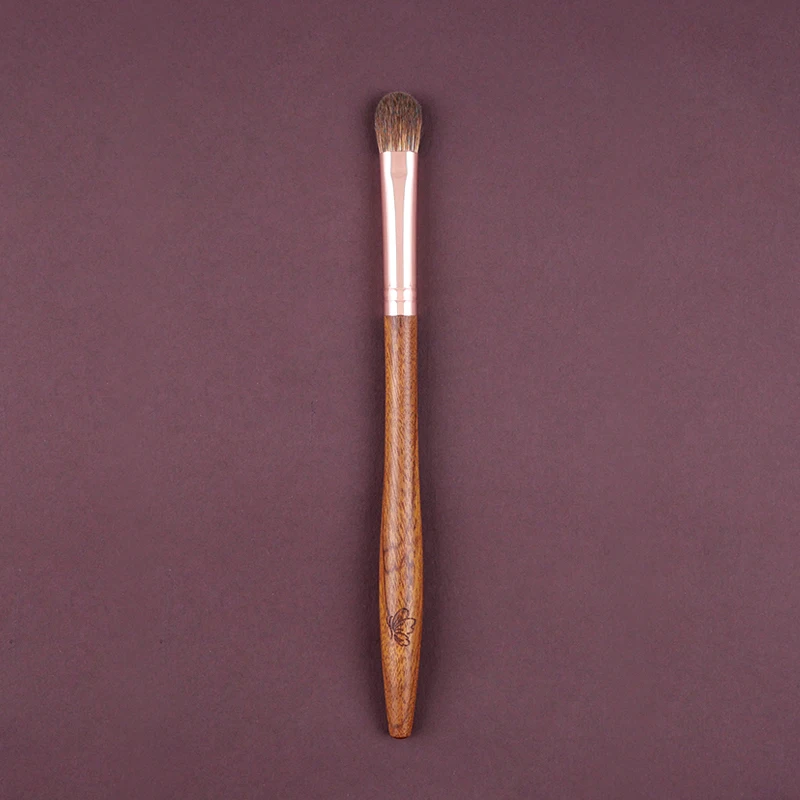 

Высококачественная кисть для макияжа из шерсти животных; Нежный прикосновение, ручка из натурального массива дерева; для использования глаз.