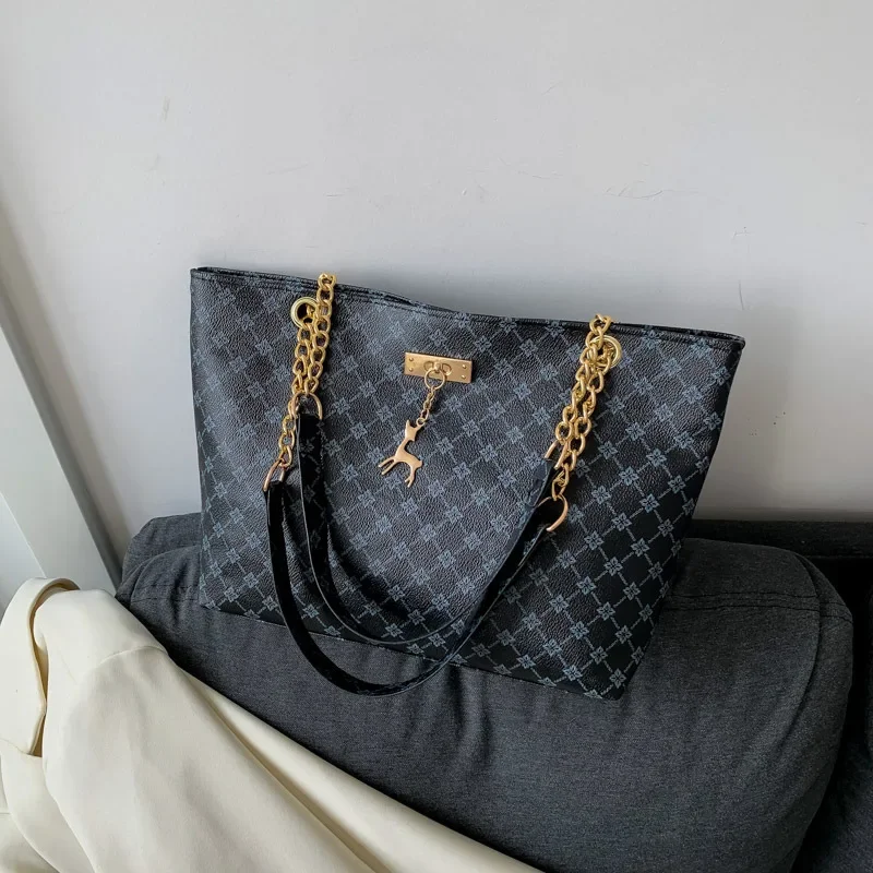 

New Large Capacity Women's Handbag Fashion Retro Chain Handheld Shoulder Printed Tote Bag Deer Pendant