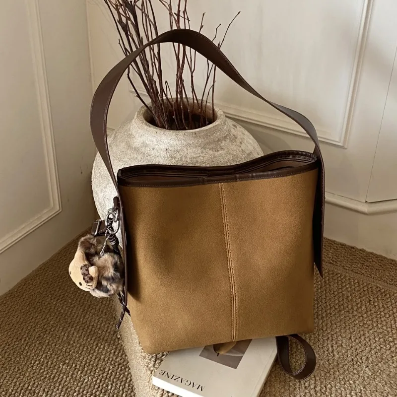 

2025 Новая пригородная замшевая сумка-тоут в стиле ретро для женщин, модельерская роскошная сумка через плечо, стильная повседневная сумка для