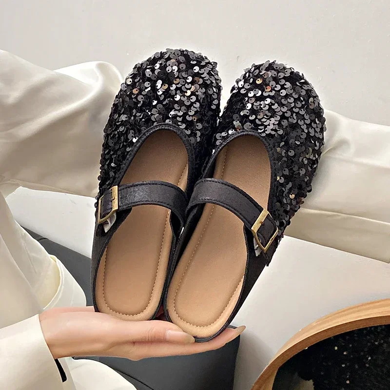 2024 New Spring and Autumn Fashion Round Head Shallow Mouth Sequin Buckle Casual Baotou Women's Flat Spliced Half Slippers