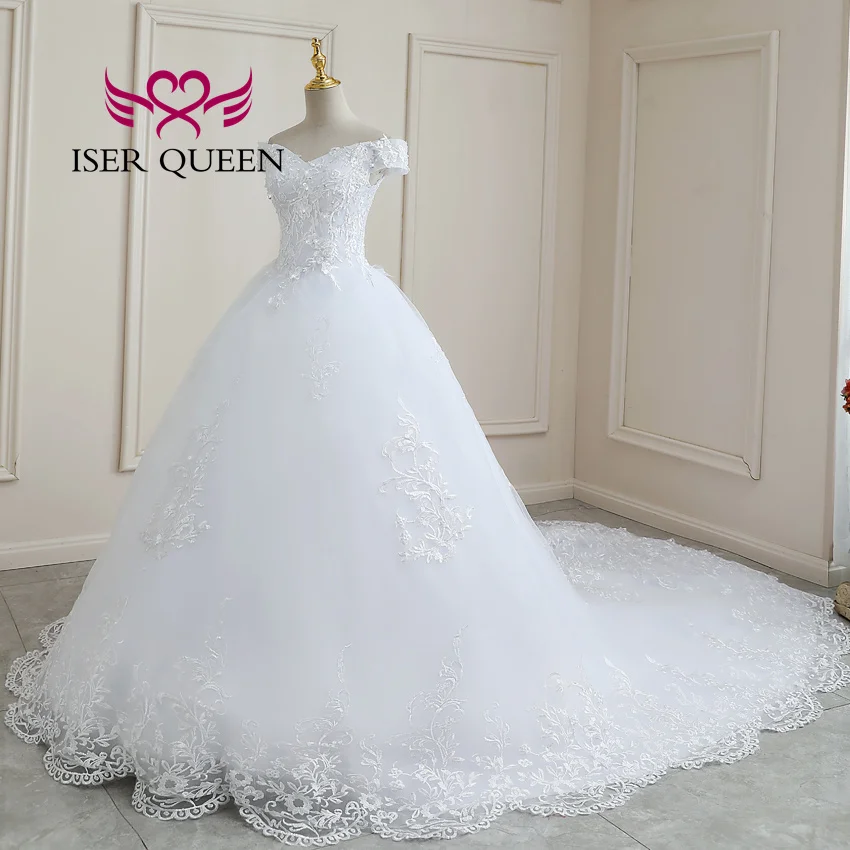 ชุดแต่งงานผ้าลูกไม้แต่งขอบแบบกำหนดเองบนผ้าตาข่าย ดีไซน์หรูหราสำหรับเจ้าสาว แฟชั่นชุดแต่งงานทรงเอไลน์แบบเปิดไหล่ WX0264 จากแอฟริกาใต้